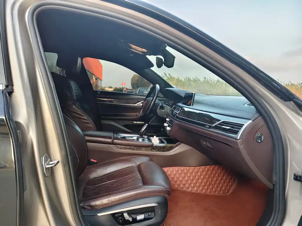 BMW 7 Series — миниатюра 5