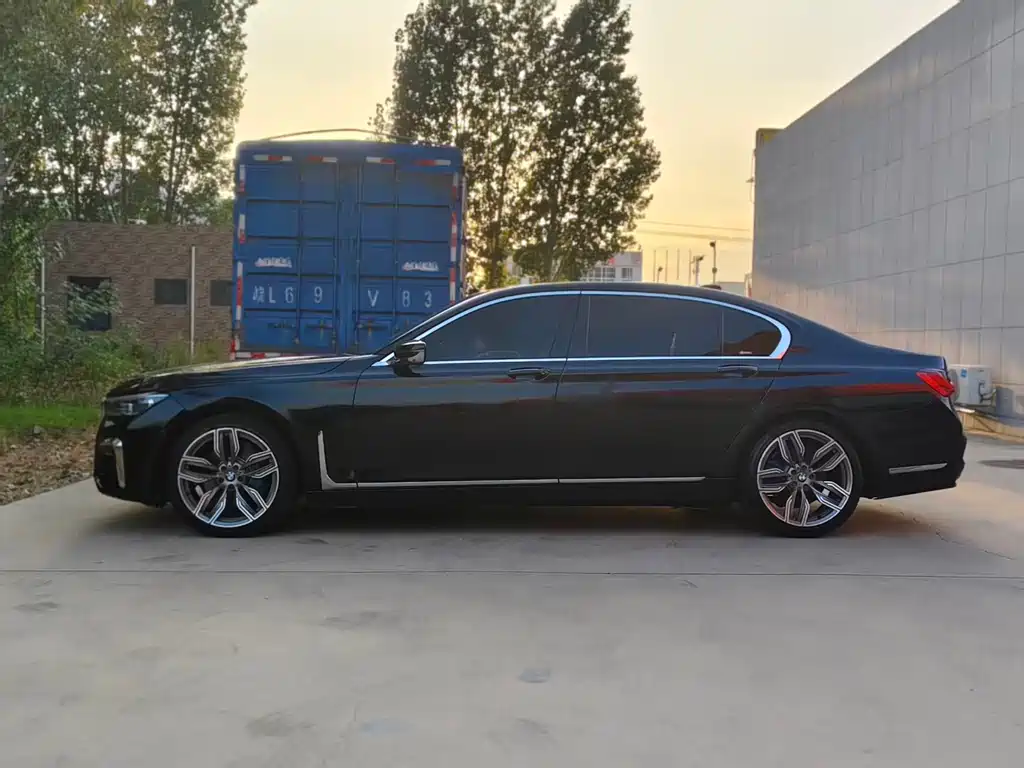 BMW 7 Series — миниатюра 7