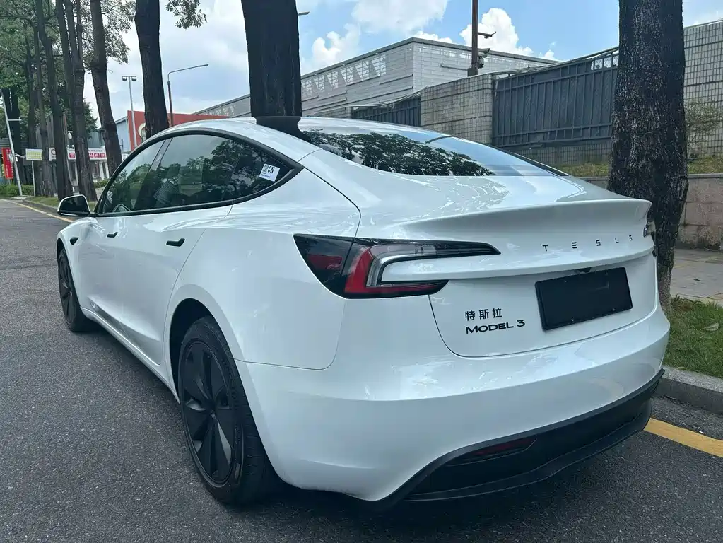 Tesla Model 3 — миниатюра 9