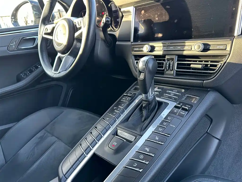 PORSCHE MACAN