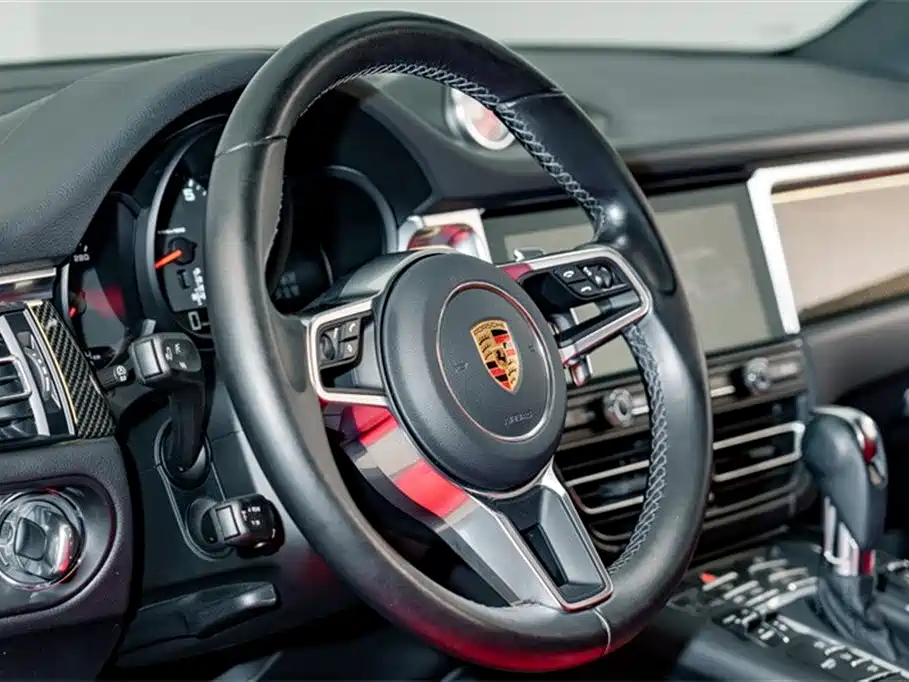PORSCHE MACAN