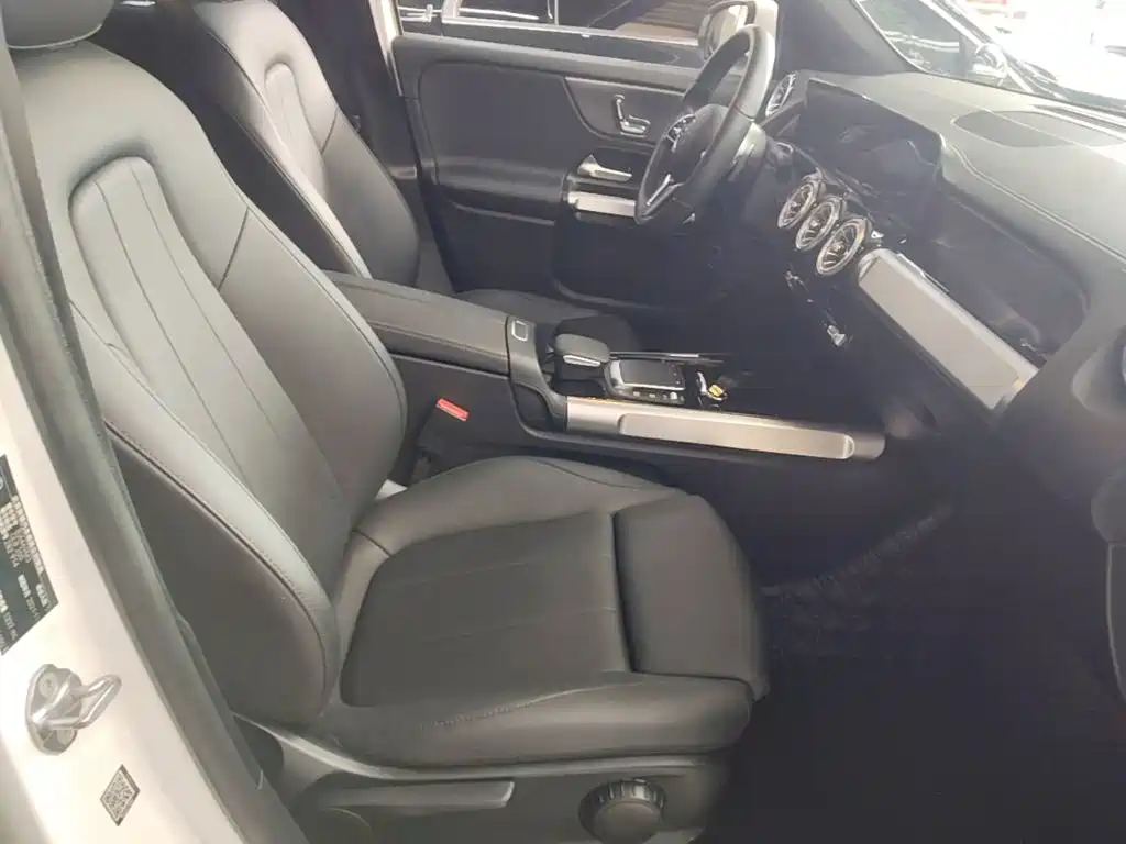 Mercedes-Benz GLB — миниатюра 25