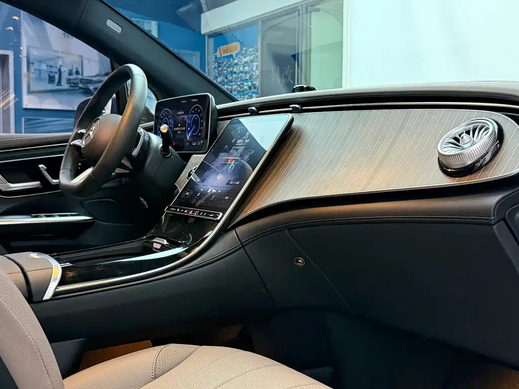 Mercedes-Benz EQE SUV — миниатюра 9