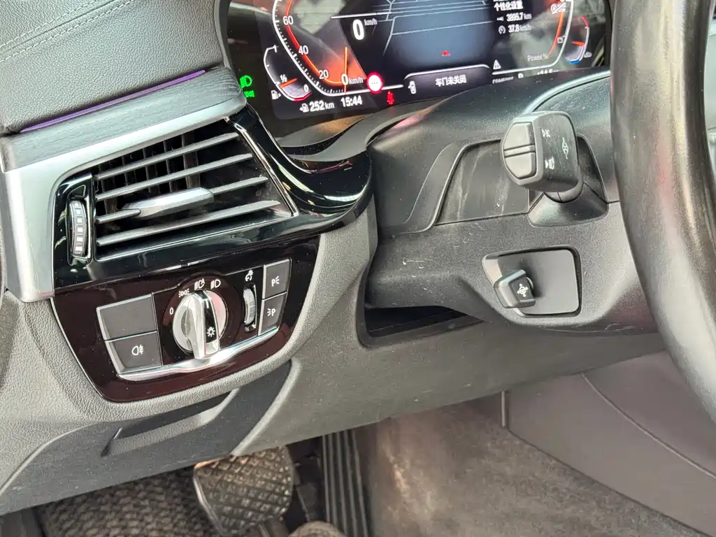 BMW 5 Series — миниатюра 9