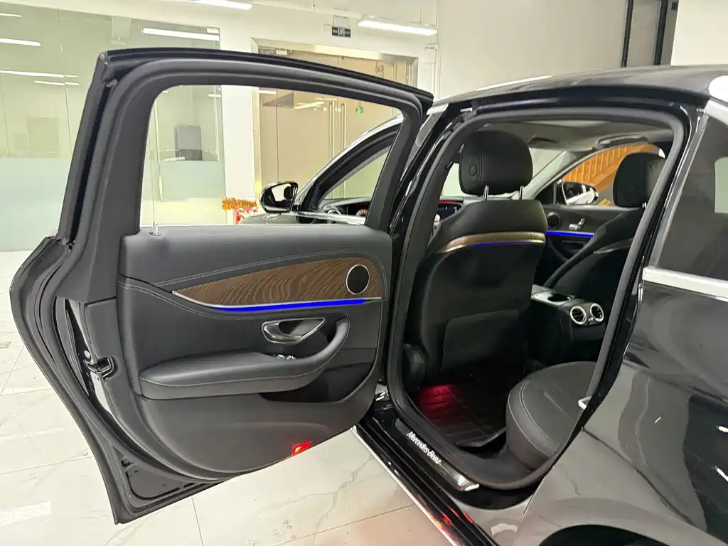 Mercedes-Benz E-Class — миниатюра 13