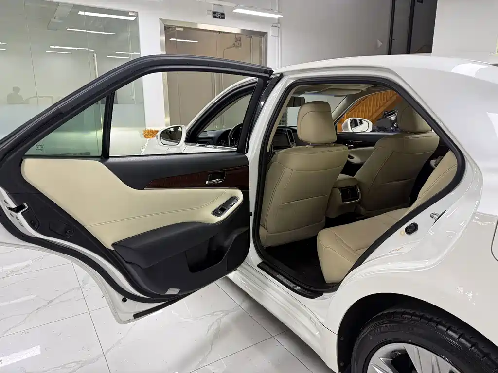Toyota Crown — миниатюра 13