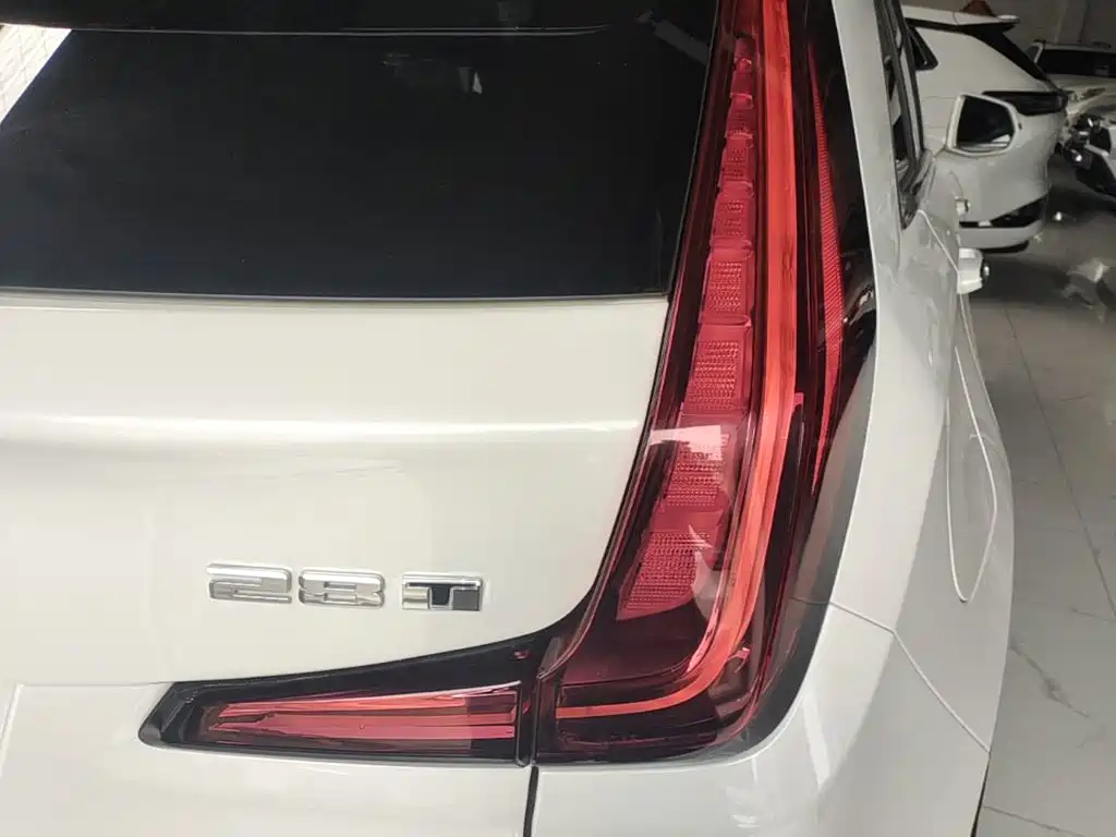 Cadillac XT4 — миниатюра 8