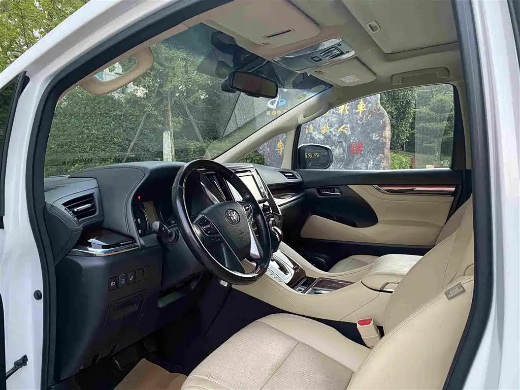 Toyota Alphard — миниатюра 5