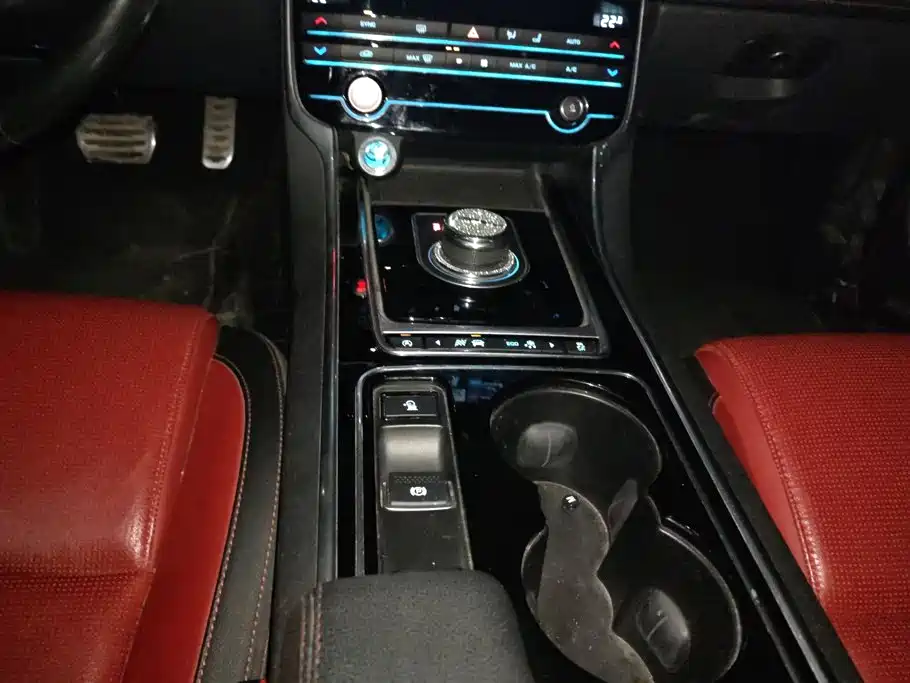 Jaguar XE — миниатюра 16