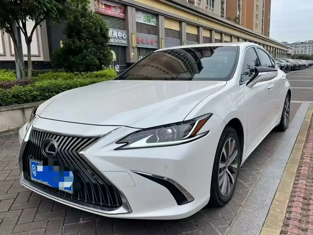 Lexus ES 2020