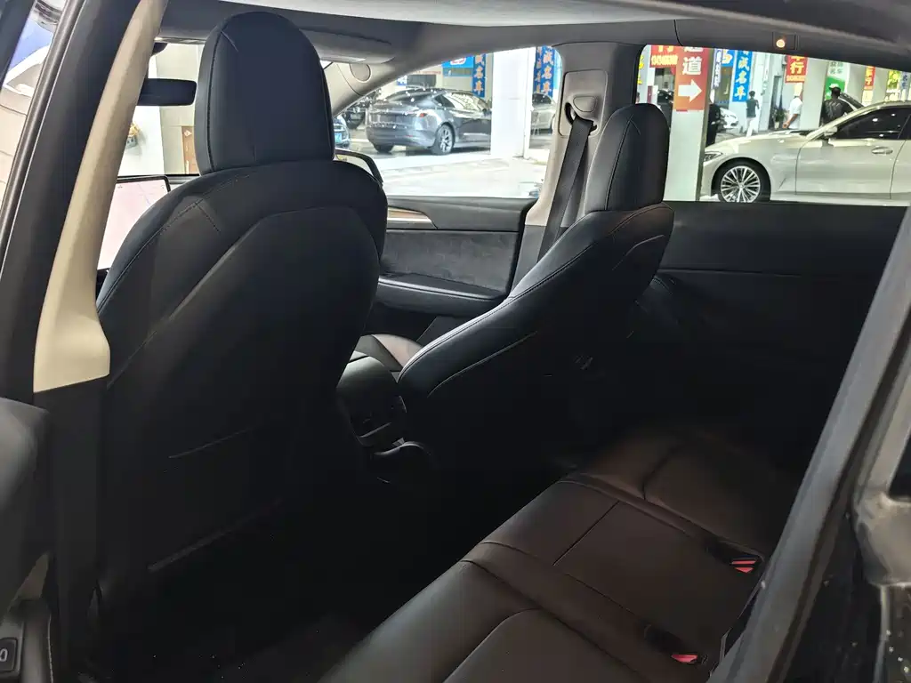 Tesla Model Y — миниатюра 3