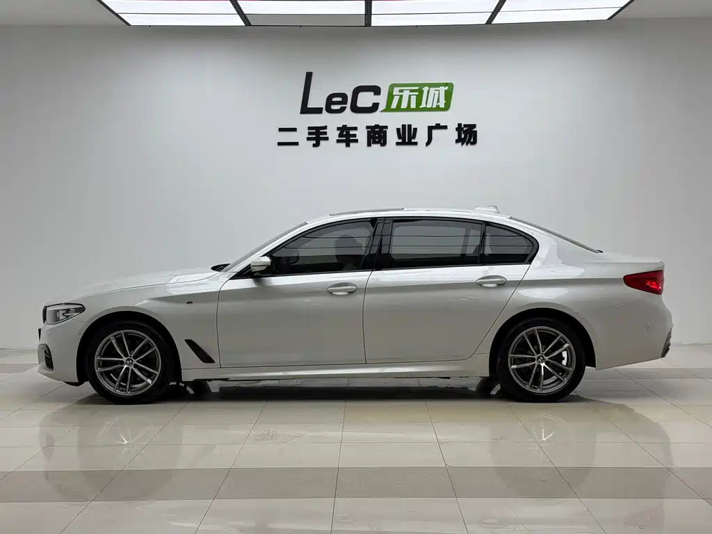 BMW 5 Series — миниатюра 3