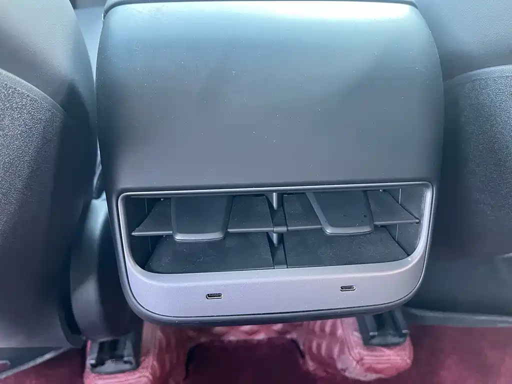 Tesla Model Y — миниатюра 12