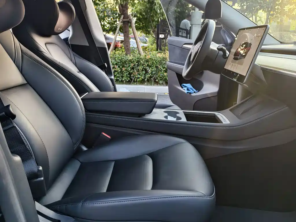 Tesla Model Y — миниатюра 12