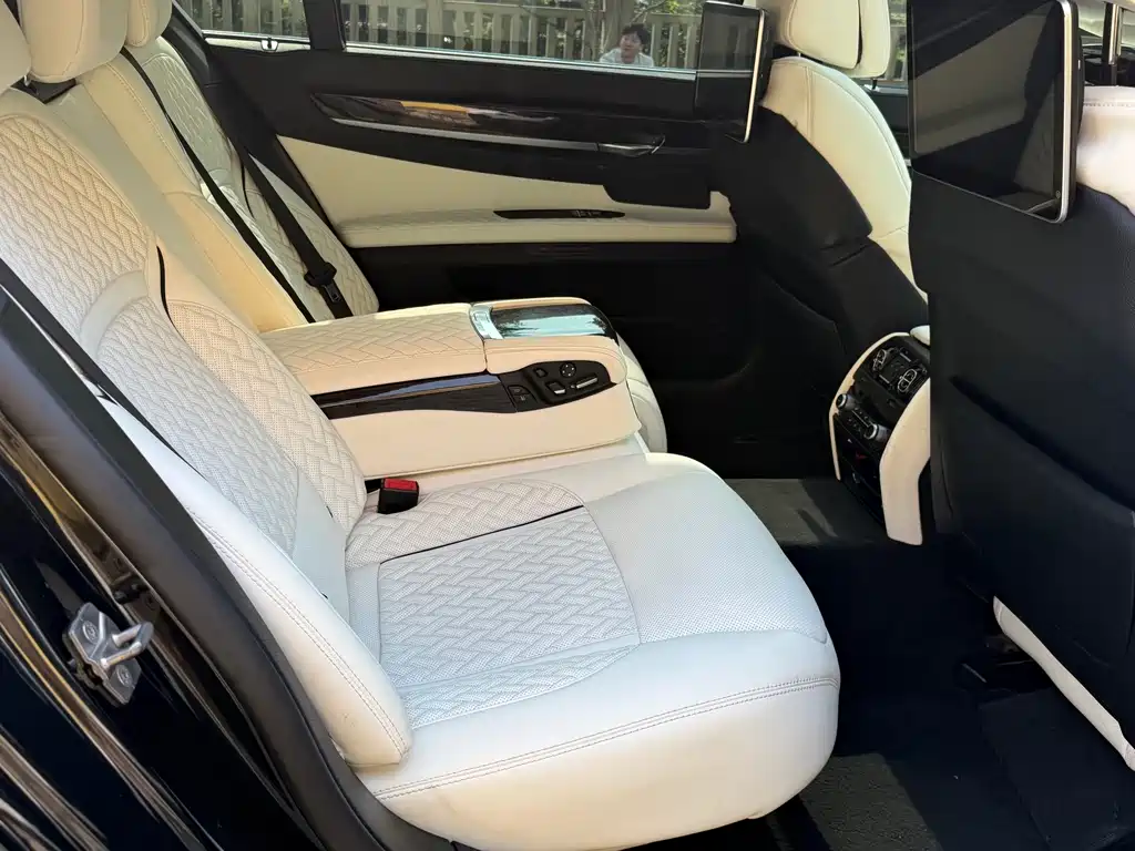 BMW 7 Series — миниатюра 21