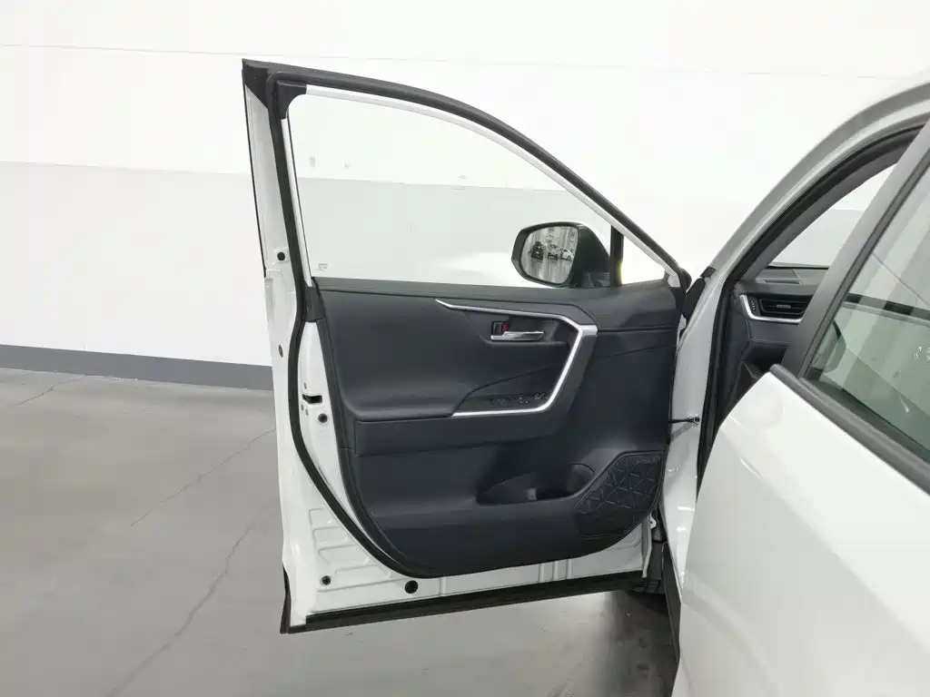 Toyota RAV4 — миниатюра 8