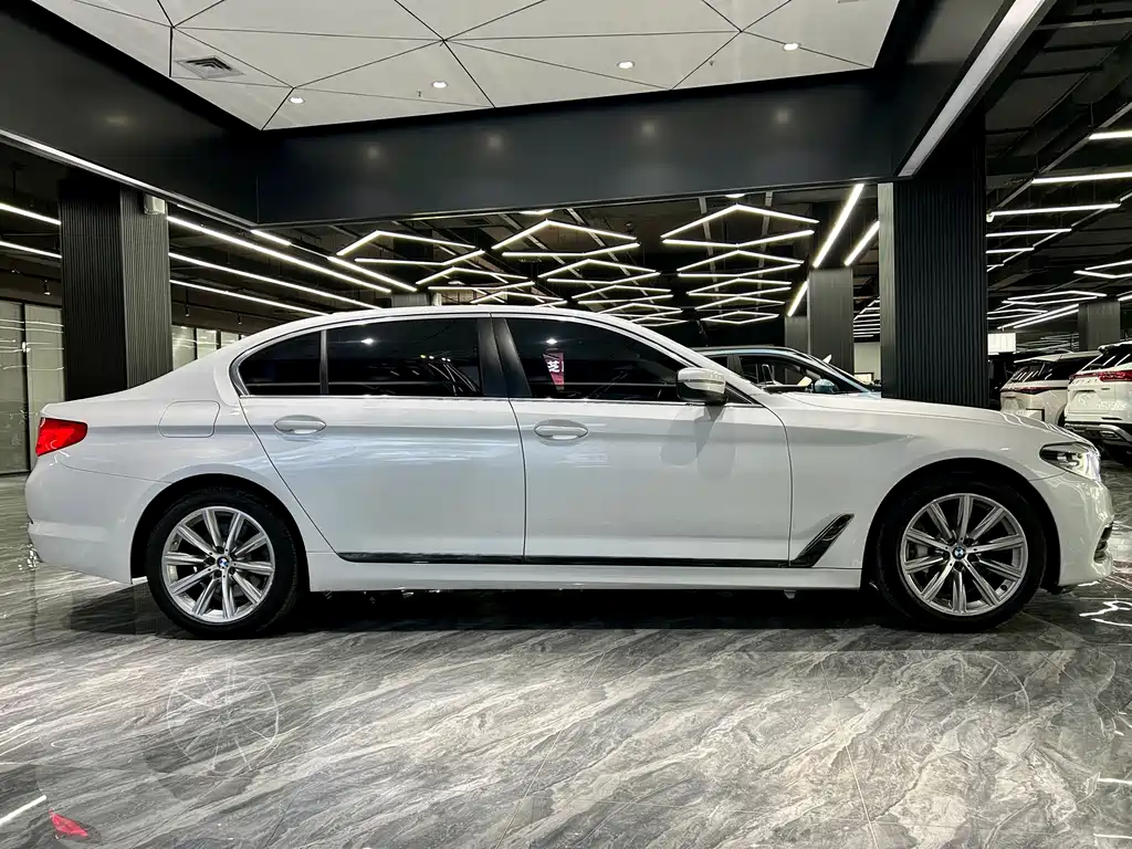 BMW 5 Series — миниатюра 4