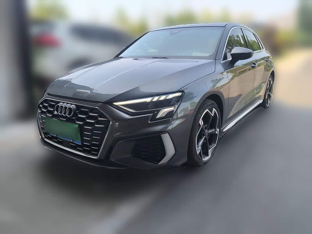 Audi A3 1.4 л 2023 г. Серебристо-серый, пробег 21900 км