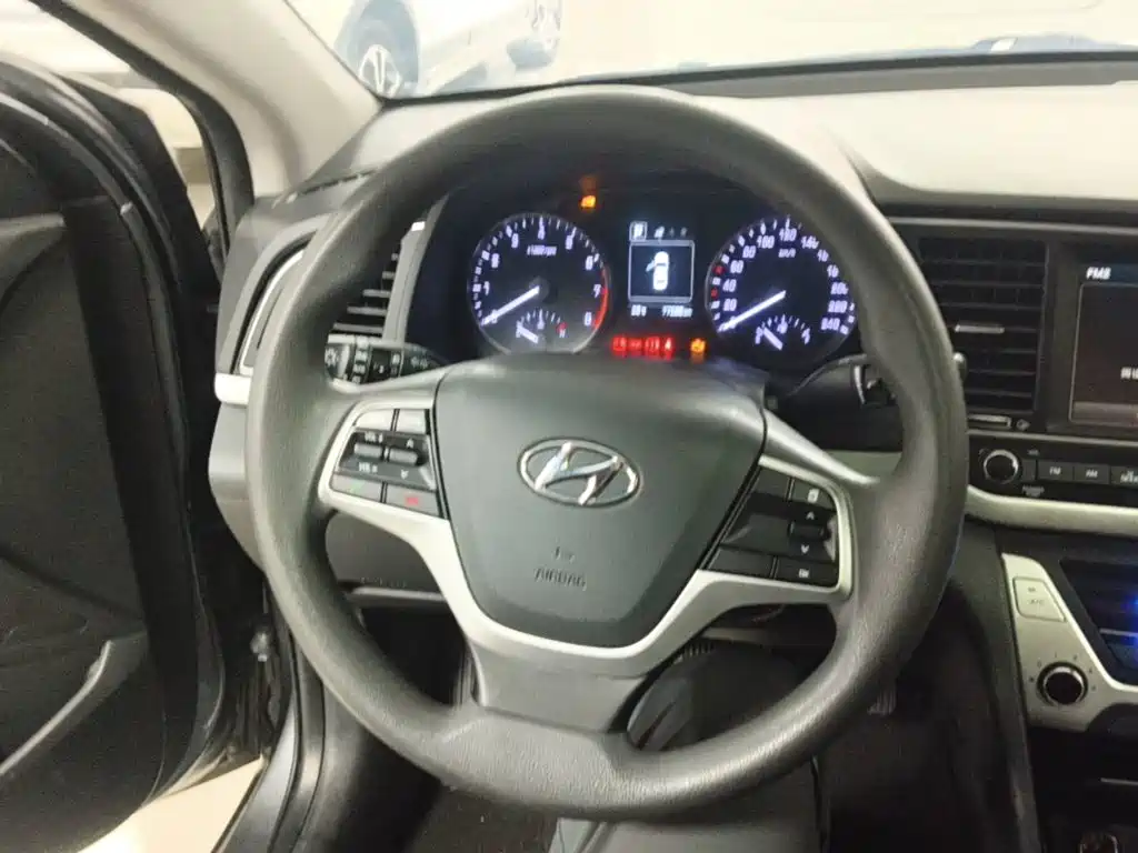Hyundai Elantra — миниатюра 11