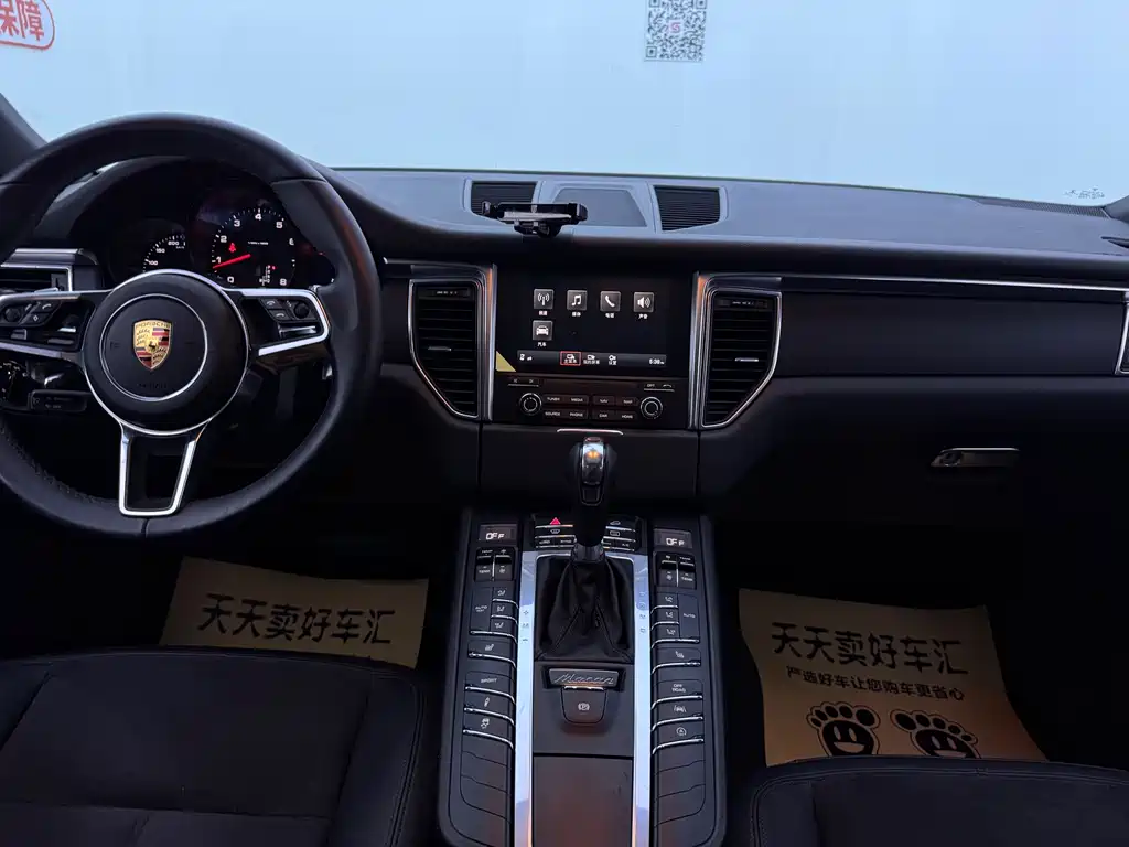 PORSCHE MACAN