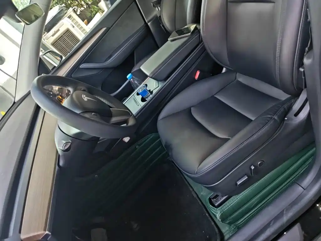 Tesla Model Y — миниатюра 15