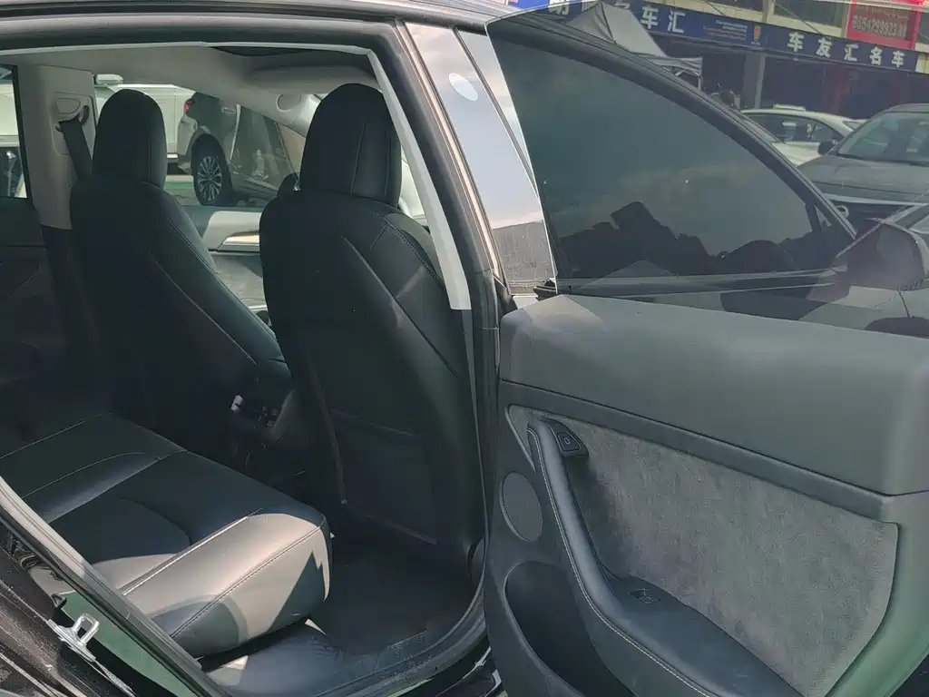 Tesla Model 3 — миниатюра 11