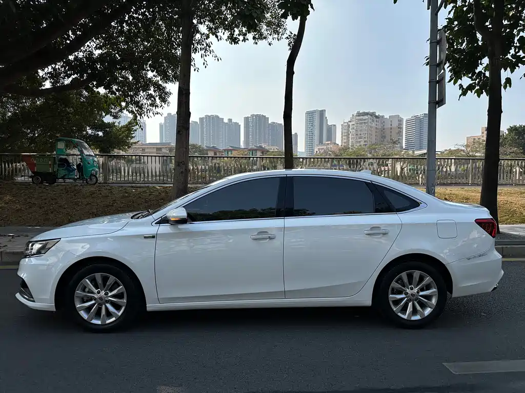 ROEWE I6 NEW ENERGY
