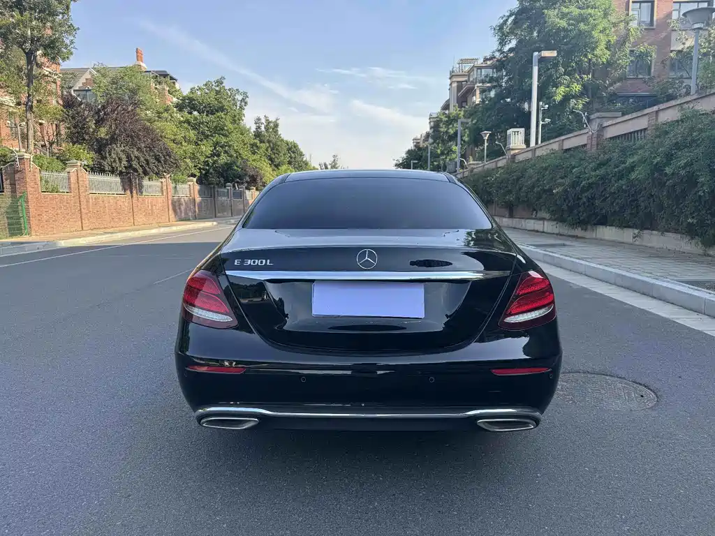 Mercedes-Benz E-Class — миниатюра 11
