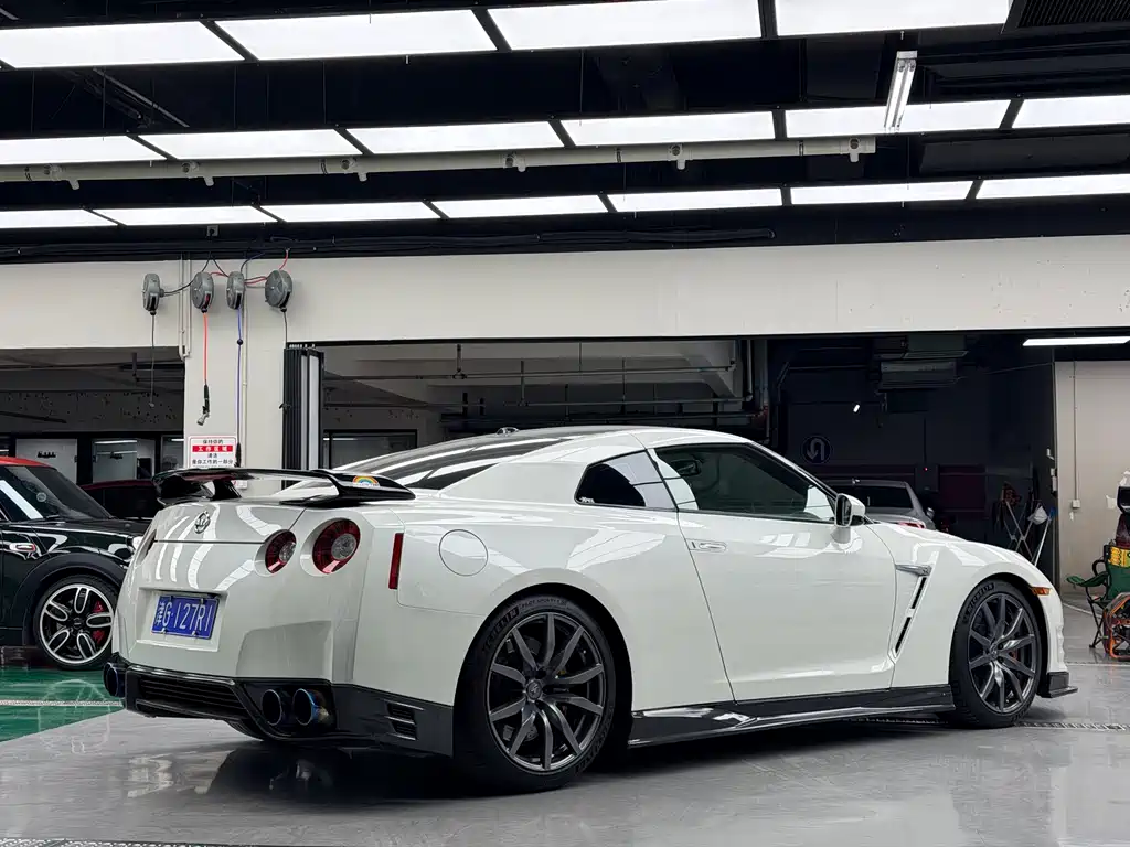 NISSAN GT R