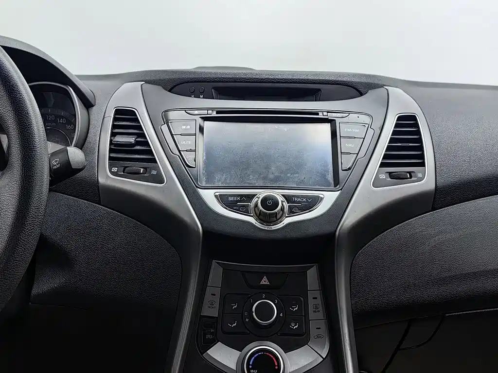 Hyundai Elantra Langdong — миниатюра 12