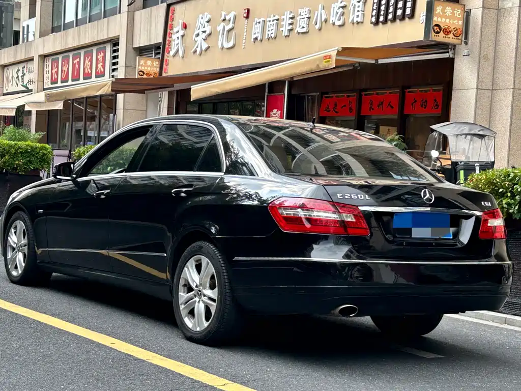 Mercedes-Benz E-Class — миниатюра 6