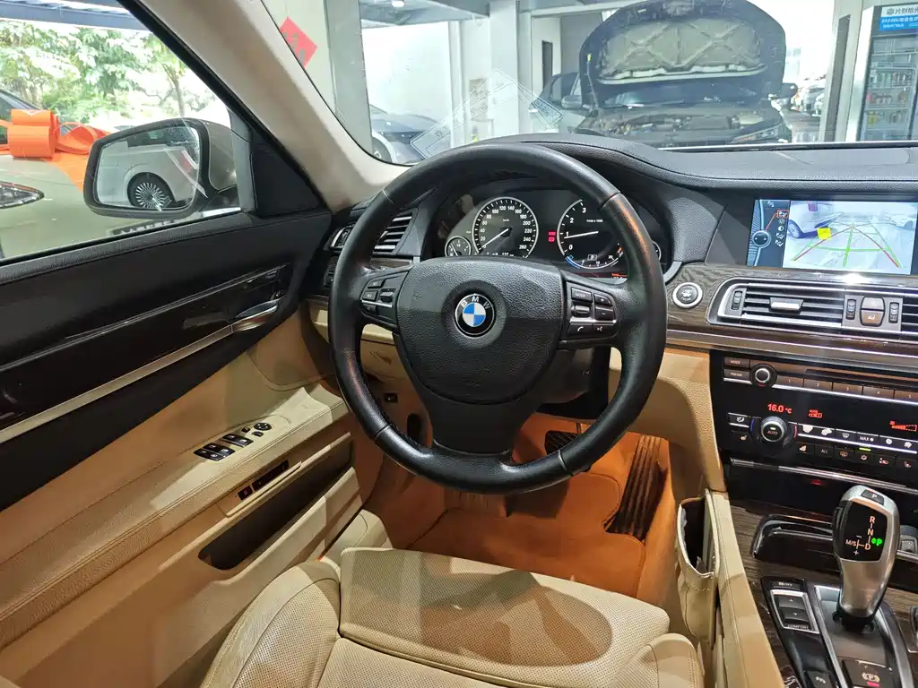 BMW 7 Series — миниатюра 12