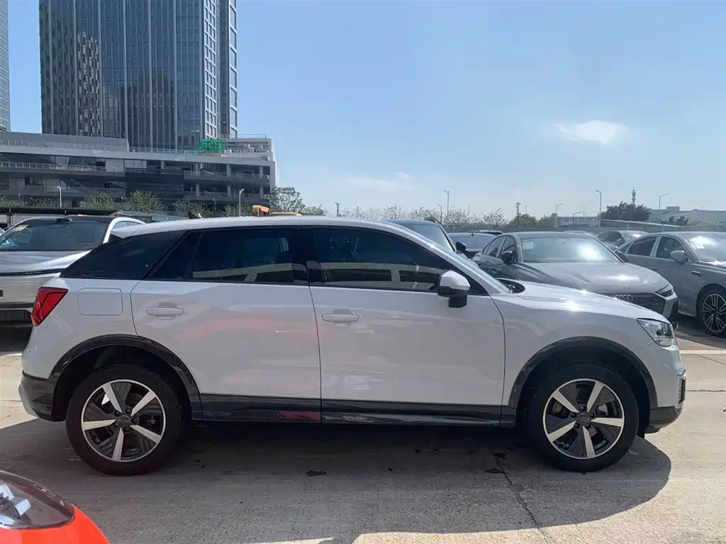 Audi Q2L e-tron 2019 Q2L e-tron Smart