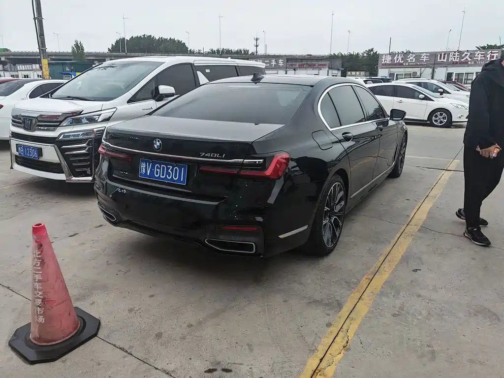 BMW 7 Series — миниатюра 9