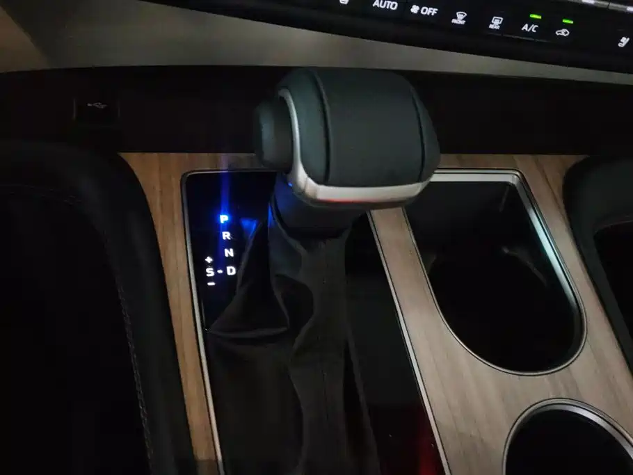 Toyota Sienna — миниатюра 16