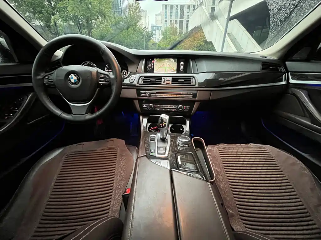 BMW 5 Series — миниатюра 8
