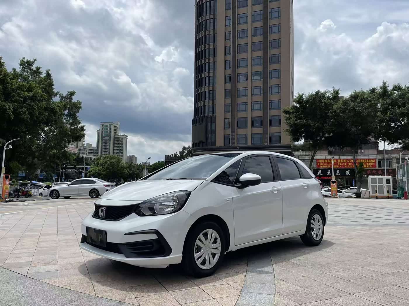 Honda Fit 1.5 л 2023 г. Белый, пробег 34000 км