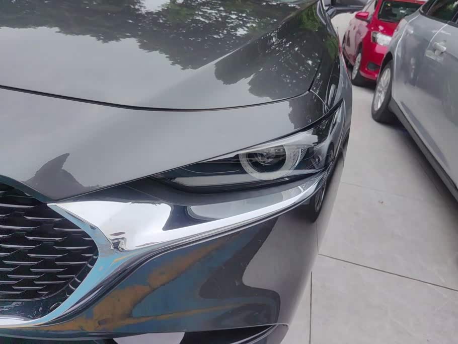 Mazda Mazda3 Axela 2.0 л 2022 г. Серебристо-серый, пробег 47800 км