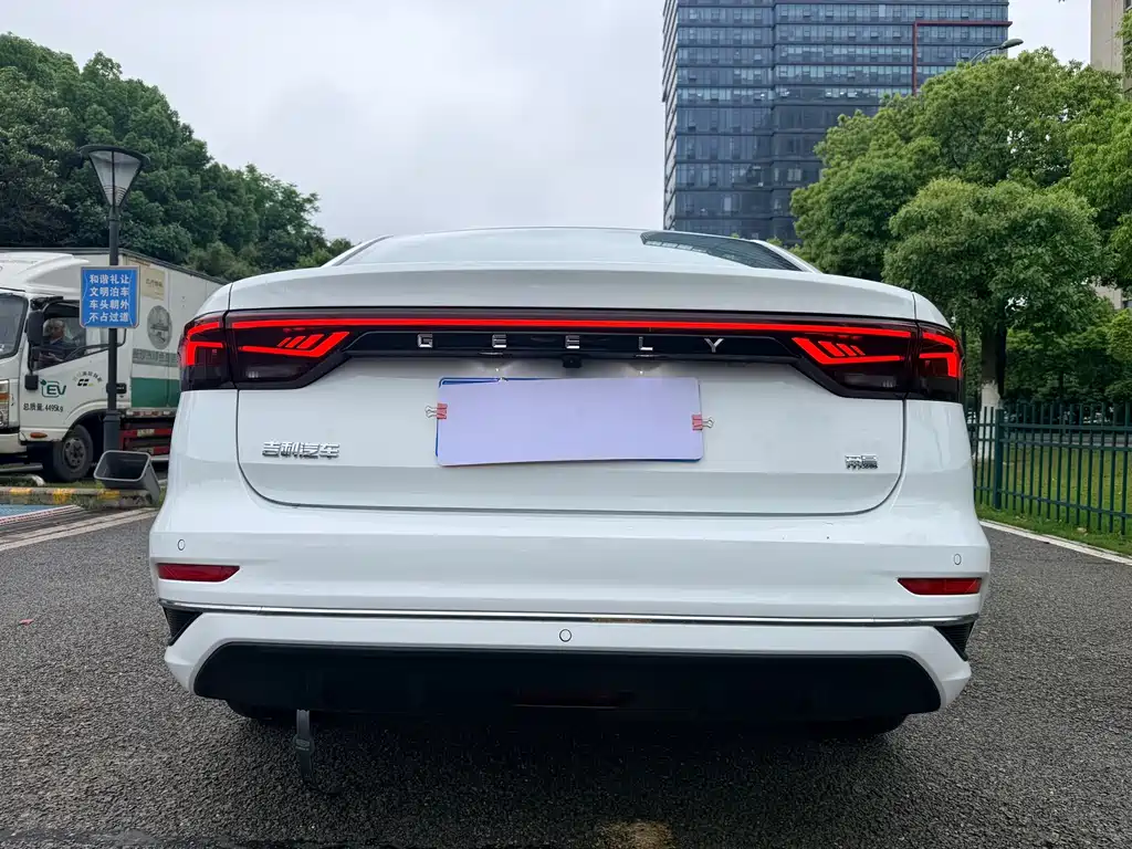 Geely Emgrand 2022 4 1.5L CVT Luxury