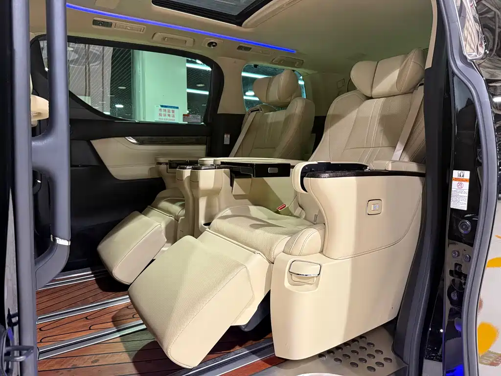 Toyota Alphard — миниатюра 9