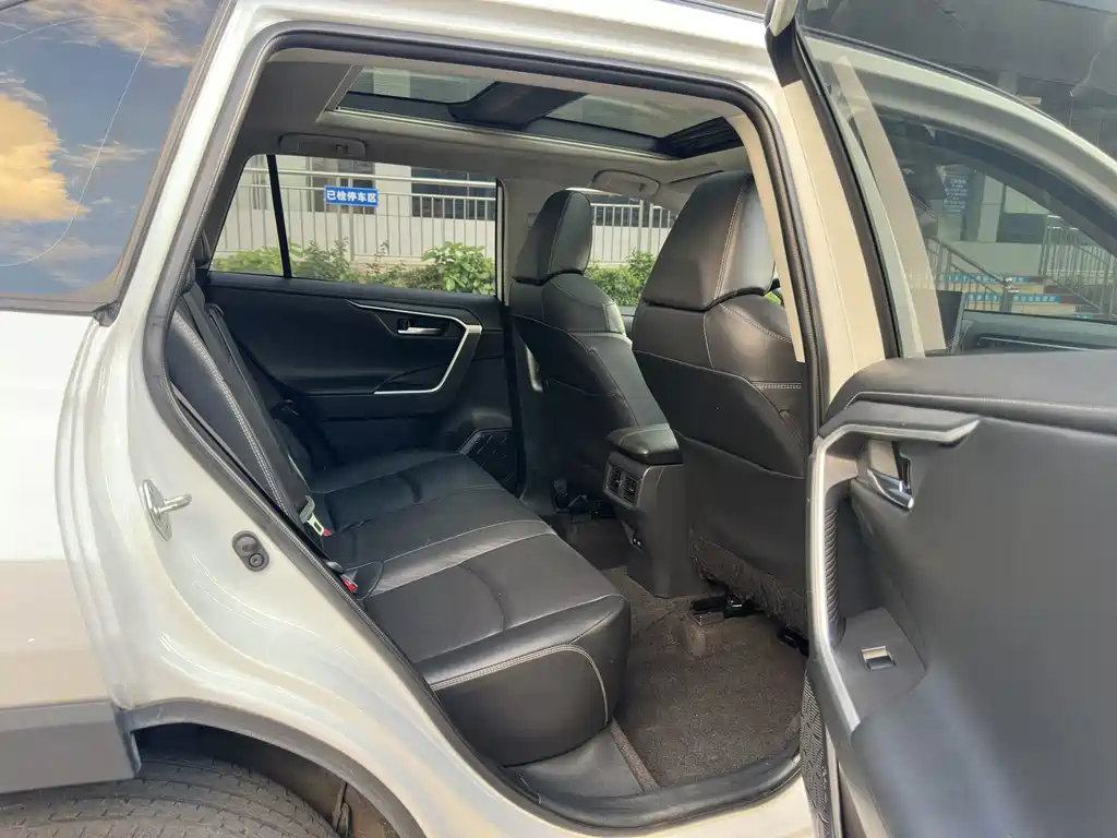 Toyota RAV4 — миниатюра 12
