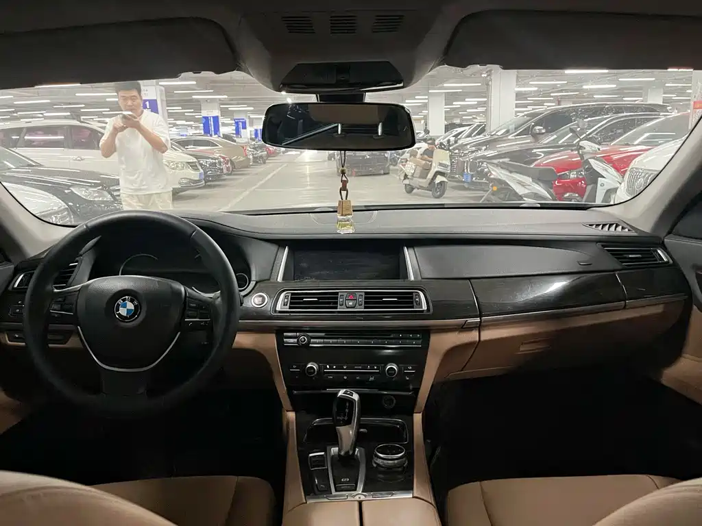BMW 7 Series — миниатюра 10