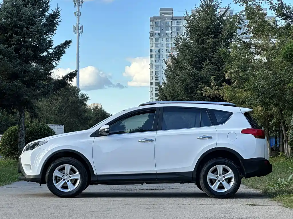 Toyota RAV4 — миниатюра 6