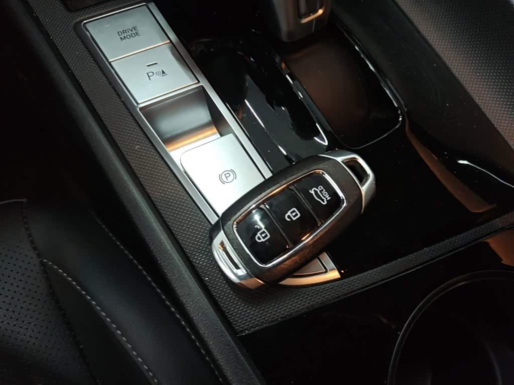 Hyundai Elantra 1.5 л 2025 г. Серебристо-серый, пробег 10500 км