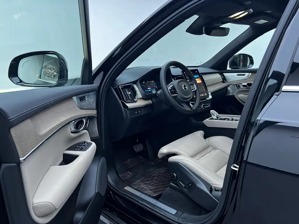 Volvo XC90 PHEV — миниатюра 13
