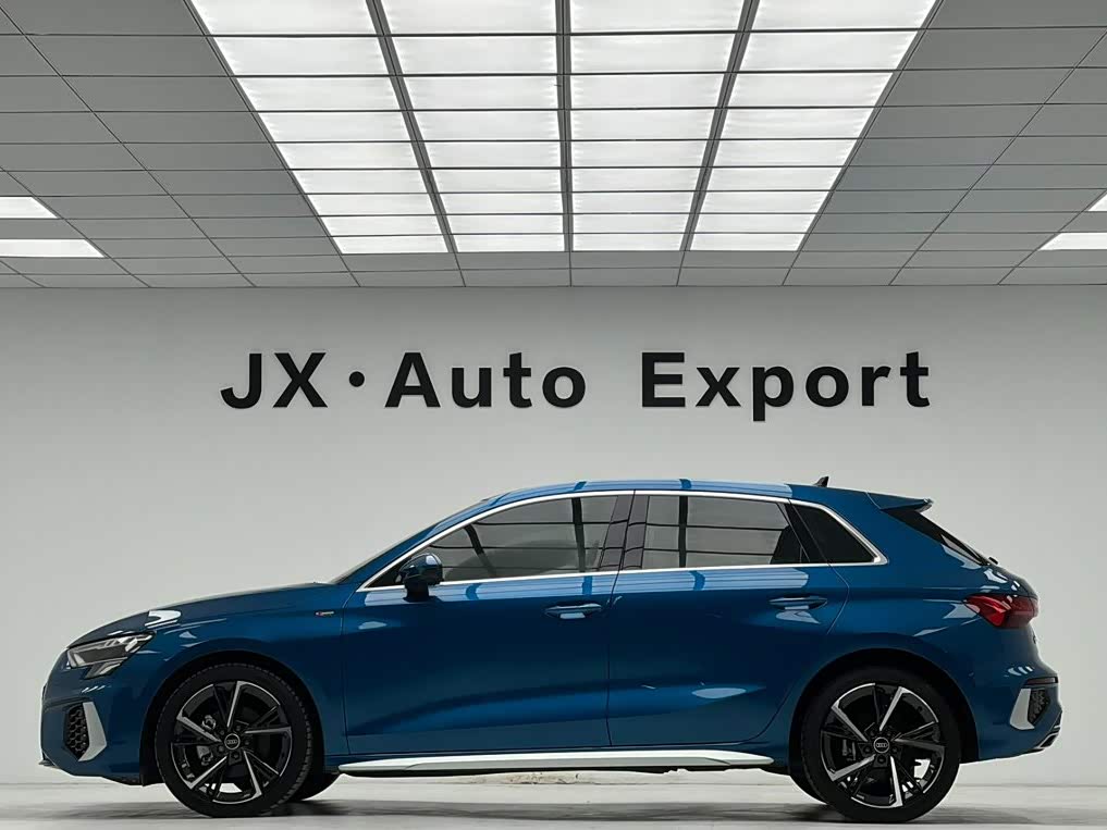Audi A3 1.4 л 2022 г. Голубой, пробег 33000 км