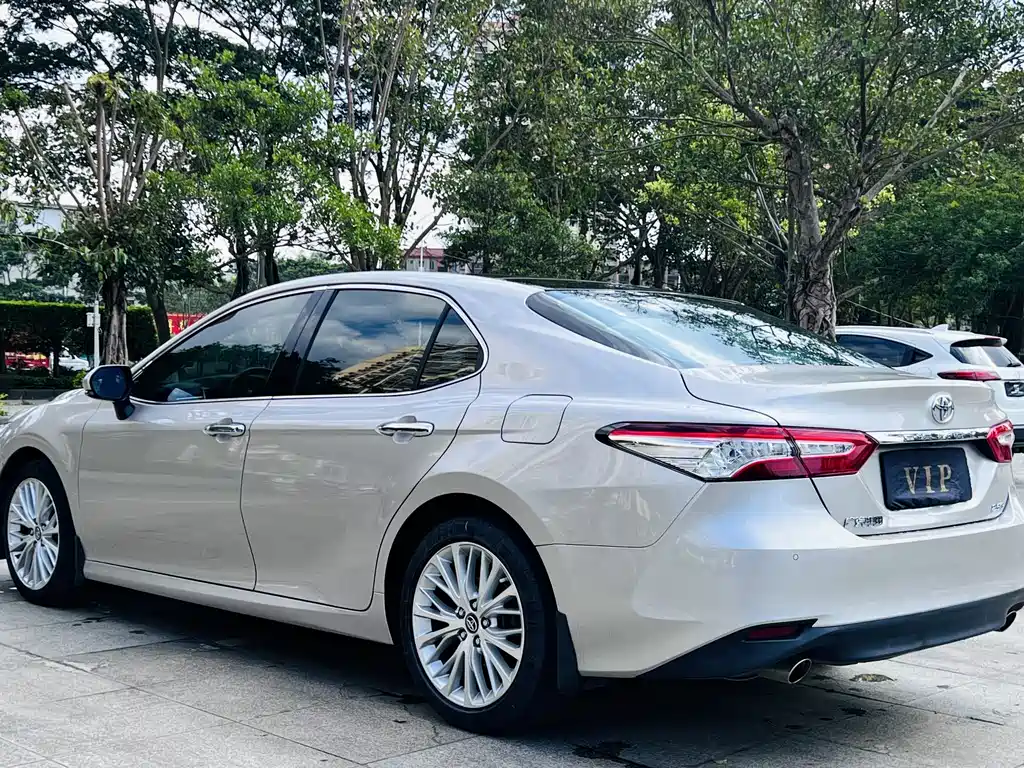 Toyota Camry — миниатюра 5
