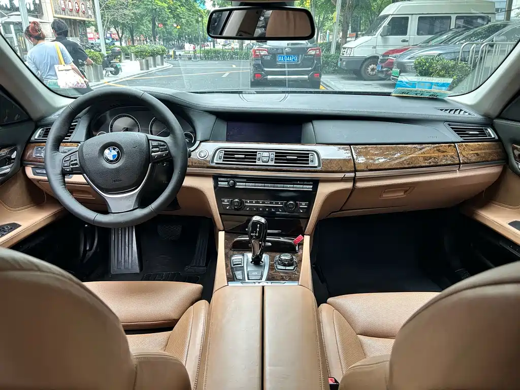 BMW 7 Series — миниатюра 13