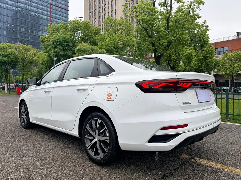 Geely Emgrand 2022 4 1.5L CVT Luxury