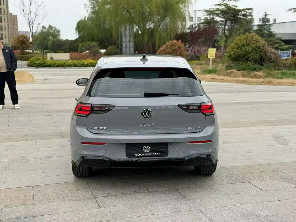 Volkswagen Golf 2025 300TSI R-Line